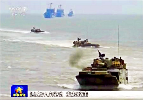 中國中央電視台五月間報導海軍登陸艦奪島作戰，六月底被中國軍事網站冷飯熱炒，日本專家認為事有蹊蹺，懷疑中國將伺機登上釣魚台。（取自網路）