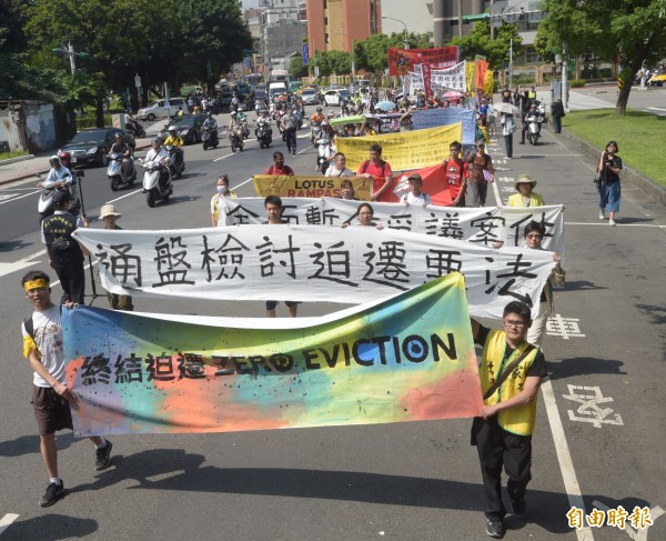 東亞迫遷法庭的參與者於4日與東亞各國反迫遷團體以及全台各地自救會共同集結，超過兩百人走上街頭、前往凱道要求拜會總統府高層。（記者黃耀徵攝）