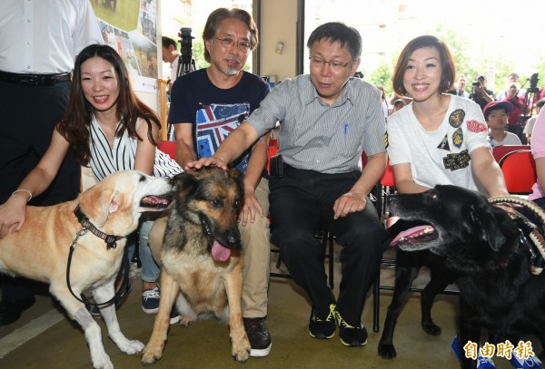 台北市長柯文哲（右2）4日頒發「榮譽市犬獎章」給四隻退役搜救犬，表揚它們長年對於救災的貢獻，並表示，未來世大運場內將按國際規定做事。（記者張嘉明攝）