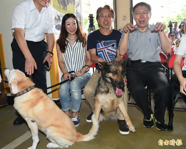 台北市長柯文哲4日頒發「榮譽市犬獎章」給四隻退役搜救犬，表揚它們長年對於救災的貢獻。（記者張嘉明攝）