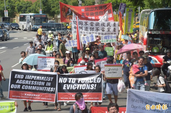 東亞迫遷法庭的參與者與東亞各國反迫遷團體、全台各地自救會於4日共同集結。（記者黃耀徵攝）