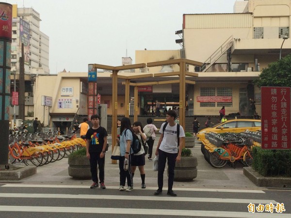 火車站前人來人往是街頭募款熱門據點。（記者李容萍攝）