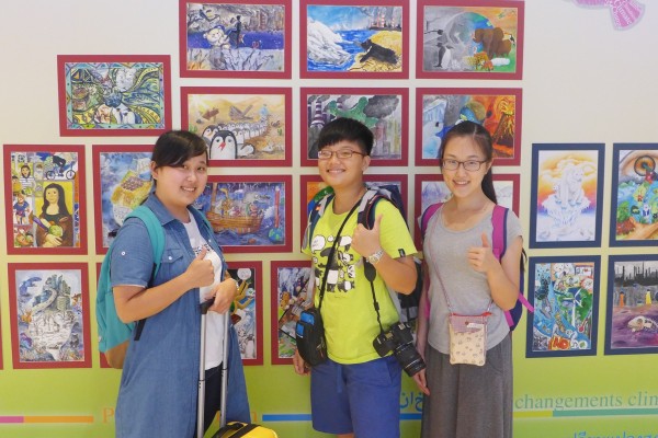 參展學生對自己的畫作感到滿意。（台灣永續能源研究基金會提供）