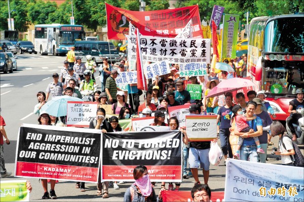 東亞各國反迫遷團體、全台自救會昨日集結，超過兩百人走上街頭、前往凱道，要求政府落實居住正義。
（記者黃耀徵攝）