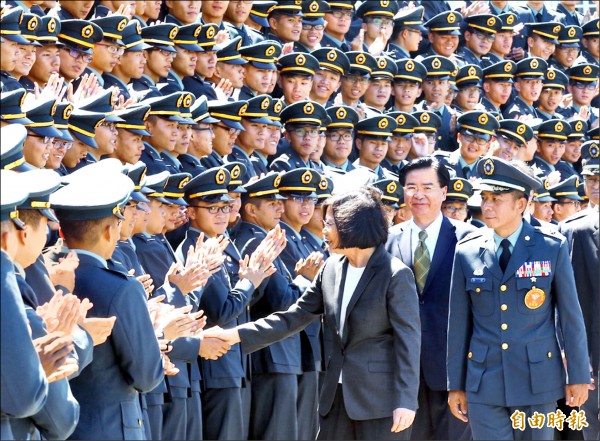 海軍誤射雄三飛彈事件令國軍士氣受挫，蔡英文總統（前排中）昨參加三軍五校院聯合畢業典禮時強調，將大刀闊斧推動改革，一起把國軍的尊嚴贏回來。（記者張忠義攝）