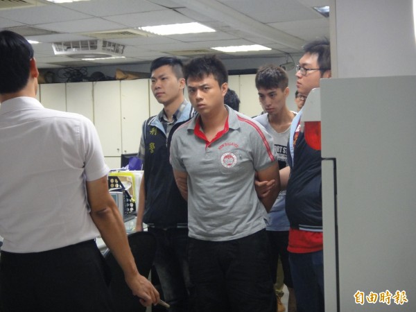 新北市叶姓男子委托董姓男子（右二）等人讨3万元债务，同时也请其他人帮忙，董男等人得知后，竟逼叶签本票、监禁毒打凌虐。（资料照，记者吴仁捷摄）