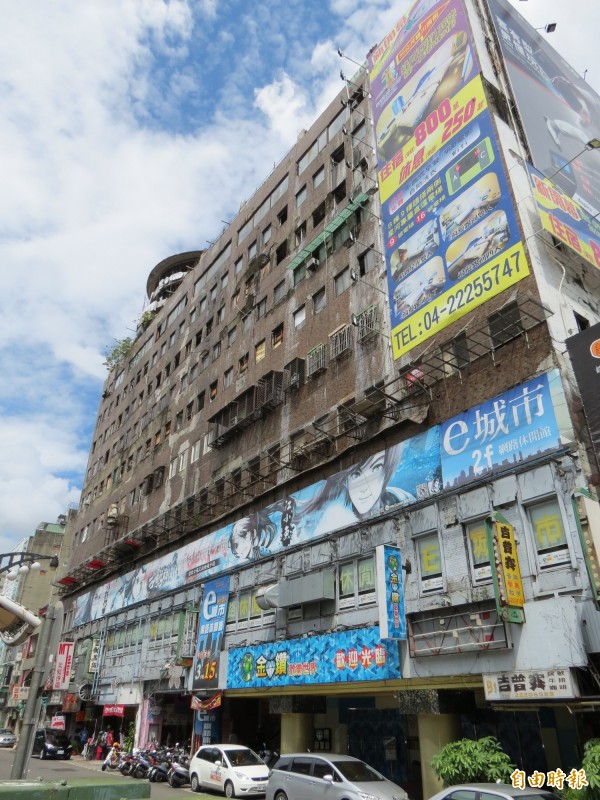 千越綠川大廈曾是台中市最熱鬧的商業大樓。（記者張菁雅攝）