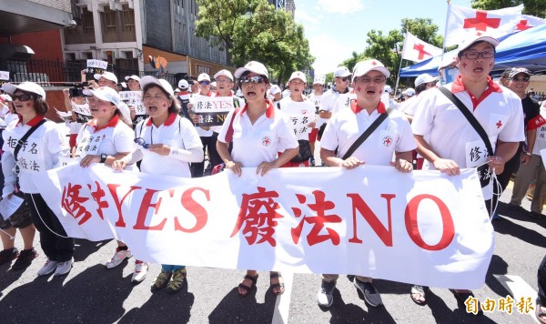 紅十字會今天到立法院外抗議，會長王清峰表示，若專法被廢，將會聲請釋憲。（記者劉信德攝）