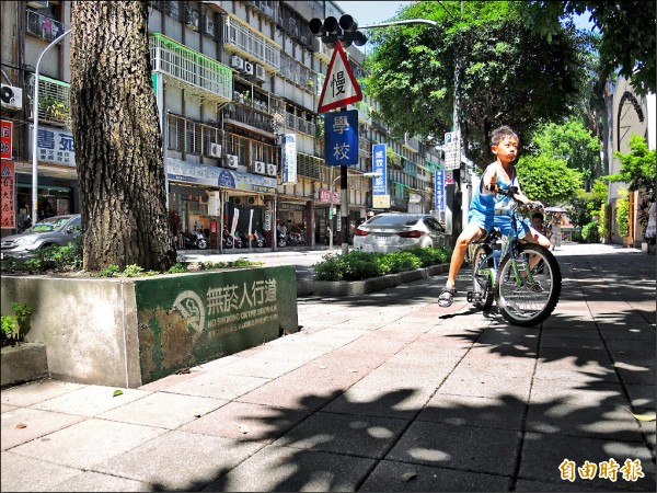 議員張瑞山要求市府增設校園周邊禁菸人行道。（記者翁聿煌攝）