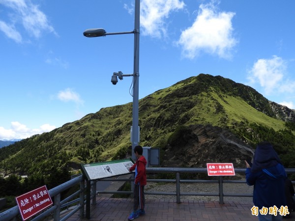 合歡山武嶺停車場的觀景平台，6月底設置了路燈及監視器，遭觀星團體批評嚴重光害。（記者佟振國攝）