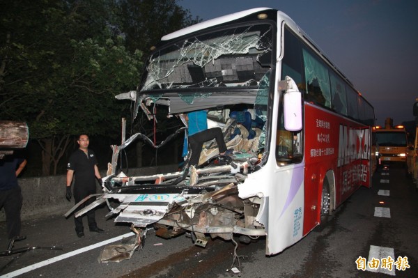 追撞拖板車的國光號，駕駛座遭大量鋼管破壞。（記者鄭鴻達攝）