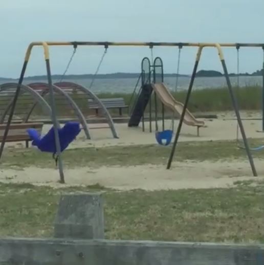 美國一名父親，帶著年幼兒女前往遊樂場，竟然目擊鞦韆在不受外力下，自動擺盪的詭異景象。（圖擷取自影片）