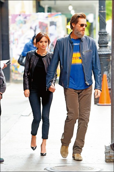 金凱瑞（右）的前女友凱斯里歐娜懷特遺書曝光，透露難走出失戀。（達志影像）