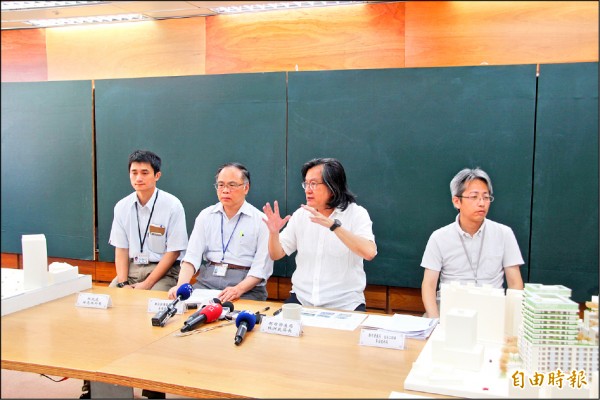 林洲民（右二）昨天大動作召開記者會澄清。（記者鍾泓良攝）