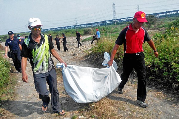 台中太平落水的蘇姓男童遺體，在落水第5天後終於尋獲，由救難人員抬上岸。（記者陳建志翻攝）