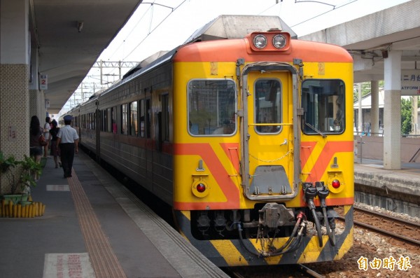 台鐵表示，全線各級列車下午4點前正常行駛。（資料照，記者王榮祥攝）