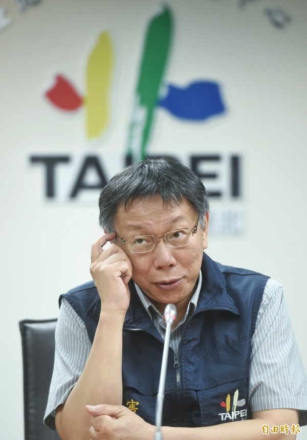  颱風將襲台，台北市長柯文哲7日主持尼伯特颱風災防會報，並接受媒體記者採訪。（記者方賓照攝）