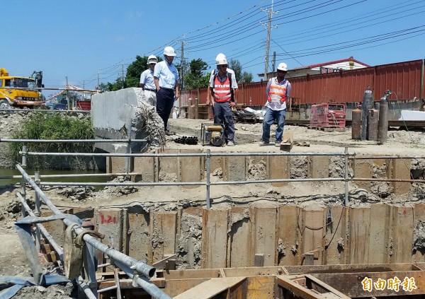 台南市工務局昨天派員檢查各施工中橋樑工地。（資料照，記者蔡文居攝）