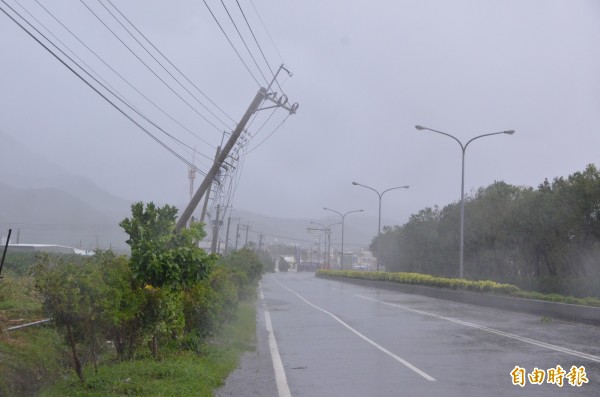 尼伯特登陸，強風造成電力嚴重受損（記者葉永騫攝）