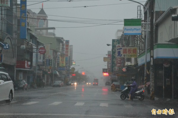 屏東籠罩上午風狂雨驟。（記者侯承旭攝）