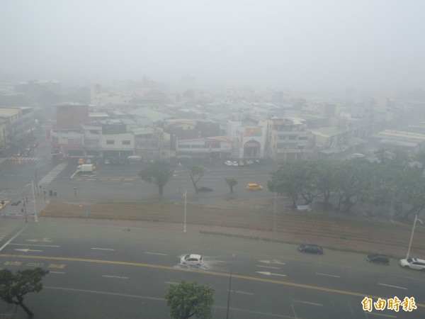 高市上午風強雨大，傳出數萬戶停電、多數積水。（記者王榮祥攝）