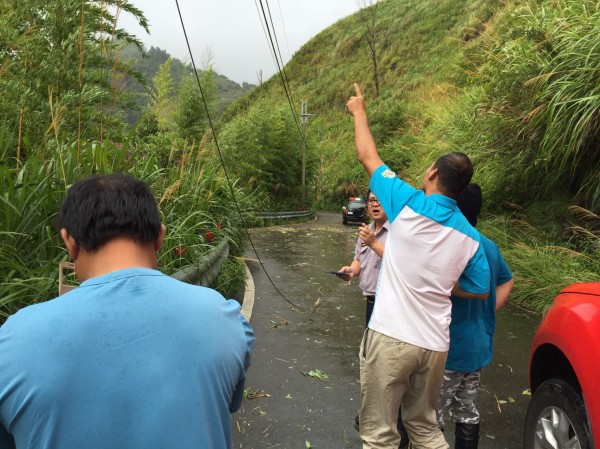 新竹縣尖石鄉鎮西堡部落往新光部落道路旁電線，今天上午疑遭強風吹斷，造成鎮西堡部落22戶停電。（圖由新竹縣政府消防局提供）