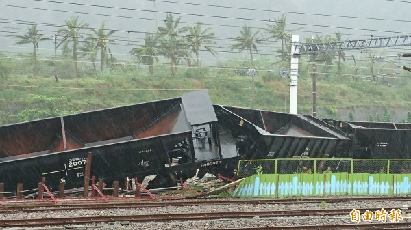 台鐵石斗車也被狂風吹翻離軌道。（記者王秀亭攝）