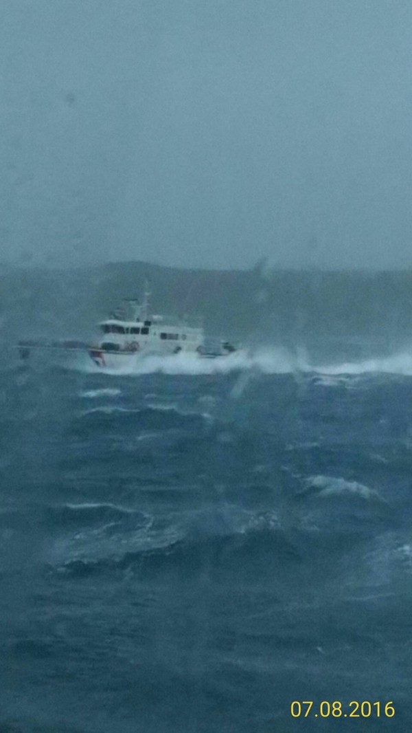 尼伯特颱風來襲海象惡劣，海巡警艇頂浪救援。（澎湖海巡隊提供）