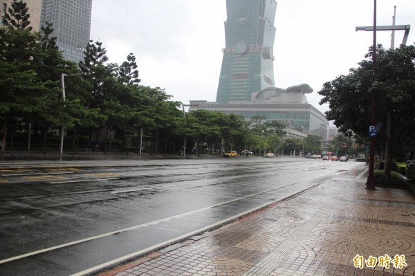 因尼伯特颱風偏向南部，台北市風雨和緩，無傳出重大災情。（記者鍾泓良攝）