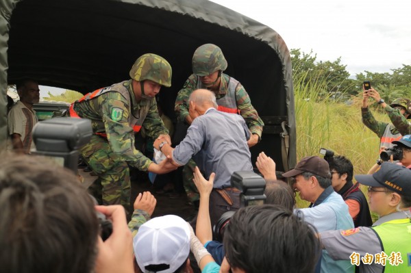 國軍協助民眾撤離。示意圖與文無關（資料照）