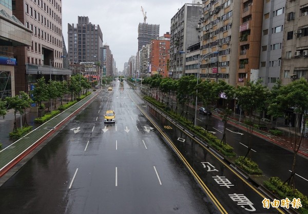 中颱尼伯特來襲，北市今天早上風雨不大，雙北公車已逐步恢復營運。（記者張嘉明攝）