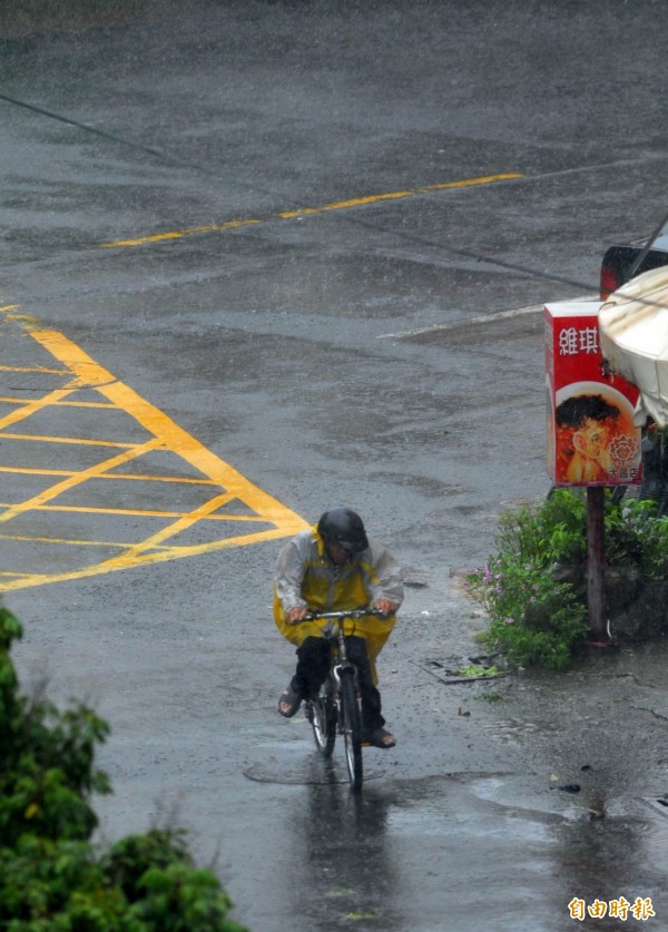 尼伯特為高雄引來滂沱大雨，高雄市12座人工滯洪池，上午已陸續有10座啟動。（記者黃志雄攝）