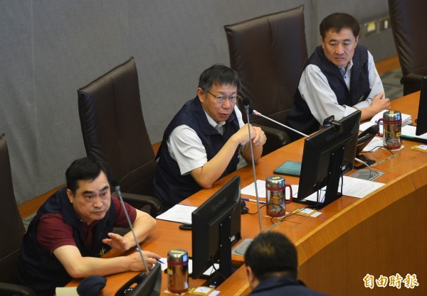 台北市今早明顯無強烈風雨，但與北北基一同宣布同班停課，台北市長柯文哲今早於防災會報後被媒體詢問是否誤判放假。（記者張嘉明攝）