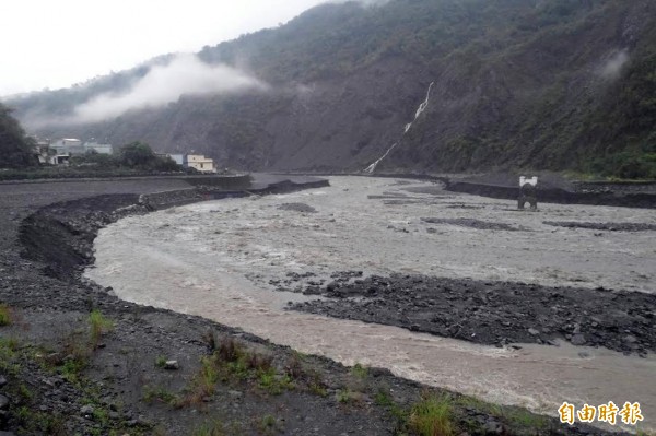 中央氣象局仍對許多縣市發布超大豪雨、大豪雨與豪雨特報，農委會水土保持局亦依舊針對5縣市共456條潛勢溪流發布土石流黃色警戒。（資料照，記者邱芷柔攝）