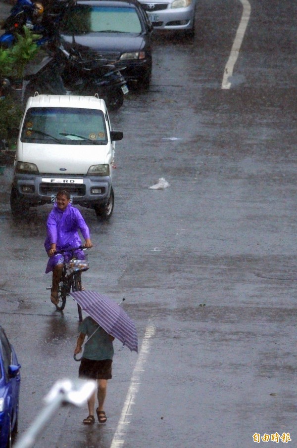 高雄市雨勢超大、多處傳出積水。（記者黃志源攝）