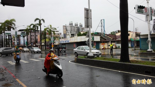 颱風造成許多路口號誌燈損壞，警方派員維持交通秩序。（記者李立法攝）