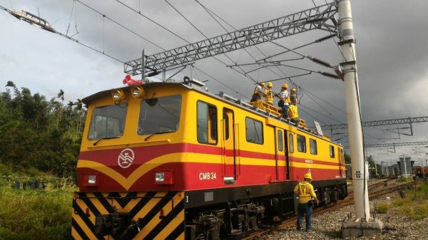 台電東部幹線東里到東竹段，昨發電車線事故，一列太魯閣號扯落一公里電車線，台鐵電務人員冒險搶修。（台鐵提供）