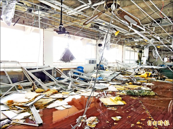 台東東海國中四樓綜合教室受創嚴重。（記者張存薇攝）