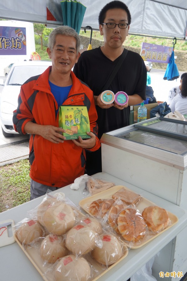 潘富源（左）、潘泰乾父子二人，以家鄉水果為原料研發多項產品。（記者林孟婷攝）