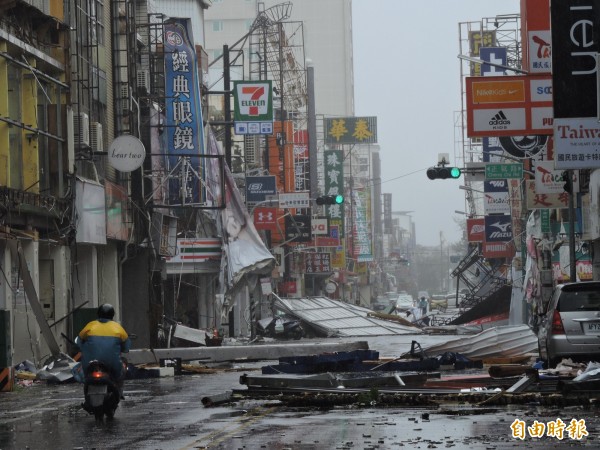 尼伯特颱風過境後，台東在狂風暴雨的襲擊下滿目瘡痍。（資料照，記者張存薇攝）