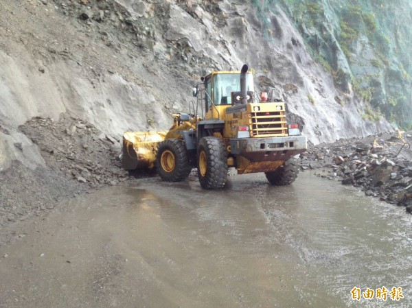 公路總局上午9時公布尼伯特颱風影響之公路狀況，現仍有5路段坍方封路，目前正搶通中。（資料照，記者江志雄翻攝）