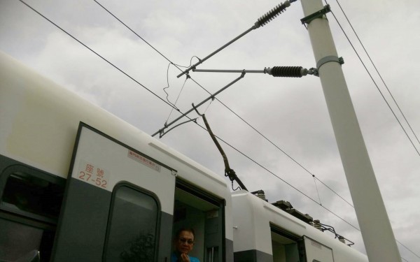 受到電車線斷落影響，台鐵玉里=富里中斷，一輛太魯閣號因而停在現場。（台鐵花蓮運務段提供）