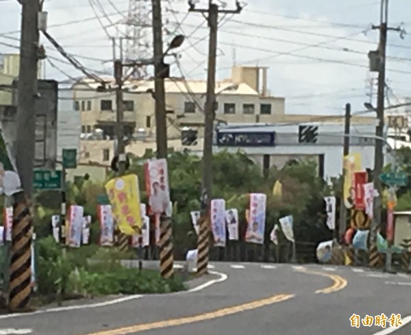 田尾鄉長補選，候選人旗幟攻佔街頭。（記者顏宏駿攝）