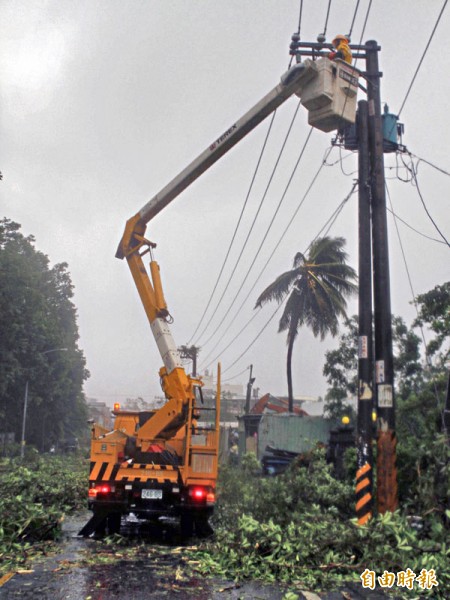 圖為台電員工8日冒雨搶修。（資料照，記者邱芷柔攝）