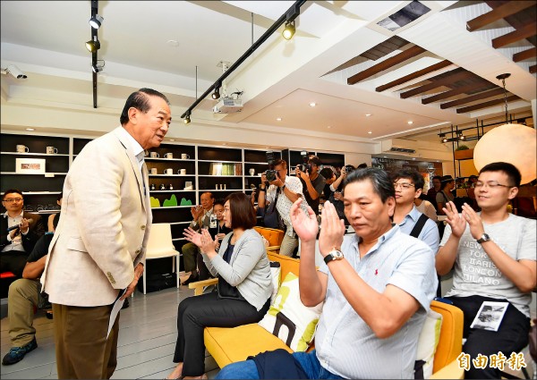 親民黨昨舉辦青年論壇，黨主席宋楚瑜（左）籲閒置蚊子館可當青年創投基地。（記者方賓照攝）