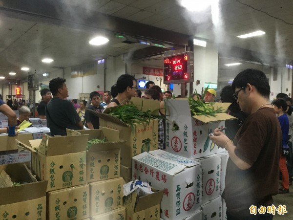 尼伯特颱風遠離，台北市果菜批發市場市況受預期心理反饋影響，蔬菜批發均價，從38.3元驟降到28.1元，跌幅達到3成6。圖為台北市第二果菜批發市場。（資料照，記者郭安家攝）