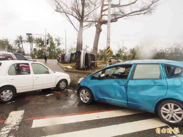 尼伯特重創台東，許多車輛被強風吹翻，車窗直接破損。（記者王秀亭攝）