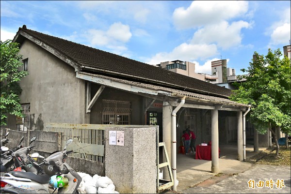 位於太平東平路的太平買菸場，因見證太平菸葉產業發展，由市府文化局登錄為「歷史建築」。（記者陳建志攝）