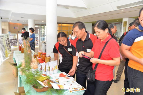 農民大學學員展現友善農業耕作成果，產出蔬果品質優良，讓人驚豔。（記者林國賢攝）