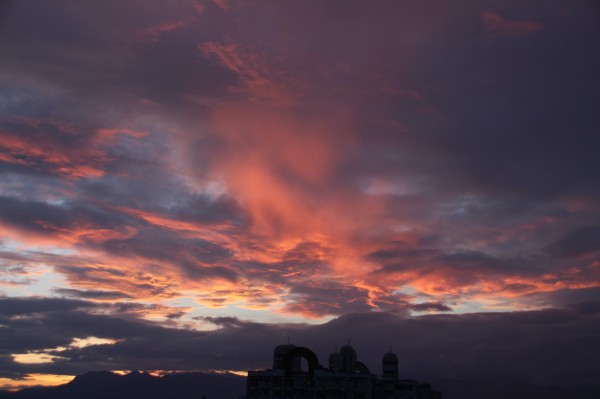 嘉義地區今清晨5點的天空出現「火燒雲」景象。（圖由民眾提供）